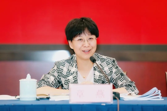 区委副书记,区长惠海涛主持会议.