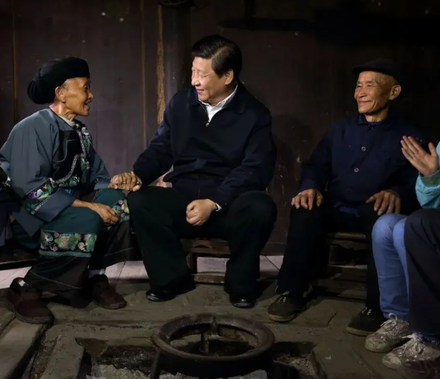 2013年11月3日,习近平在湖南湘西土家族苗族自治州花垣县排碧乡十八洞村同村民石拔三一家人促膝交谈。新华社记者 兰红光 摄