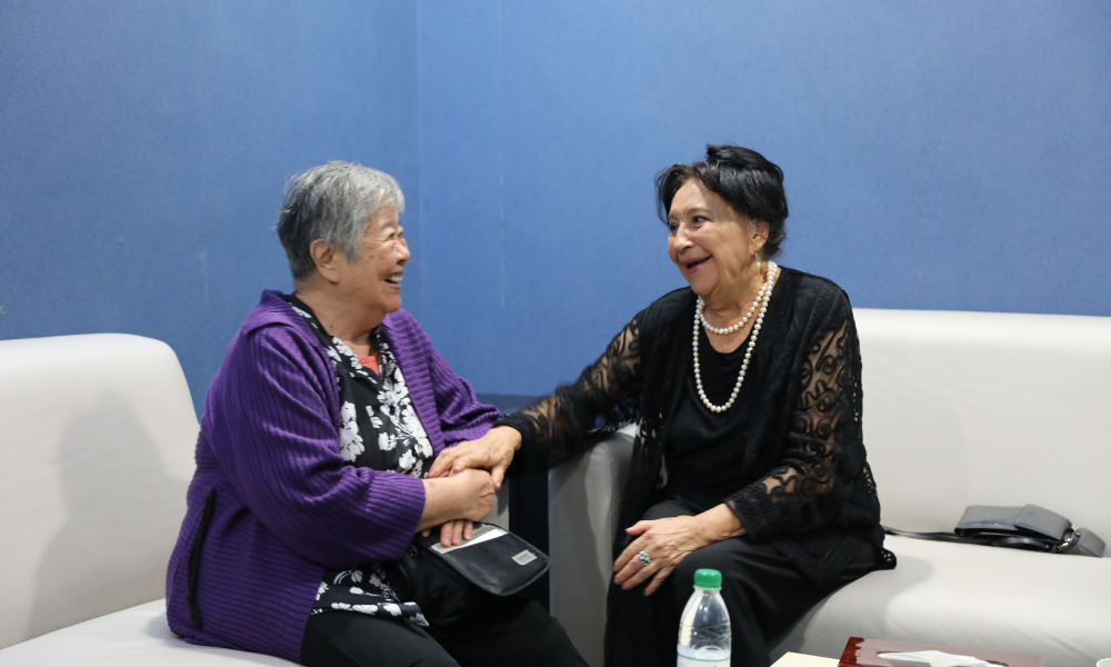 2024年10月9日,“人民音乐家”冼星海之女冼妮娜(左)和哈萨克斯坦音乐家拜卡达莫夫之女拜卡达莫娃阔别5年后在武汉约见。新华社发(刘天一摄)