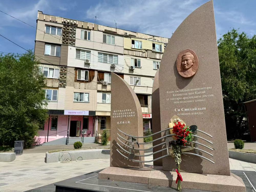 6月10日,在阿拉木图拍摄的冼星海纪念碑。新华社记者 郑开君 摄