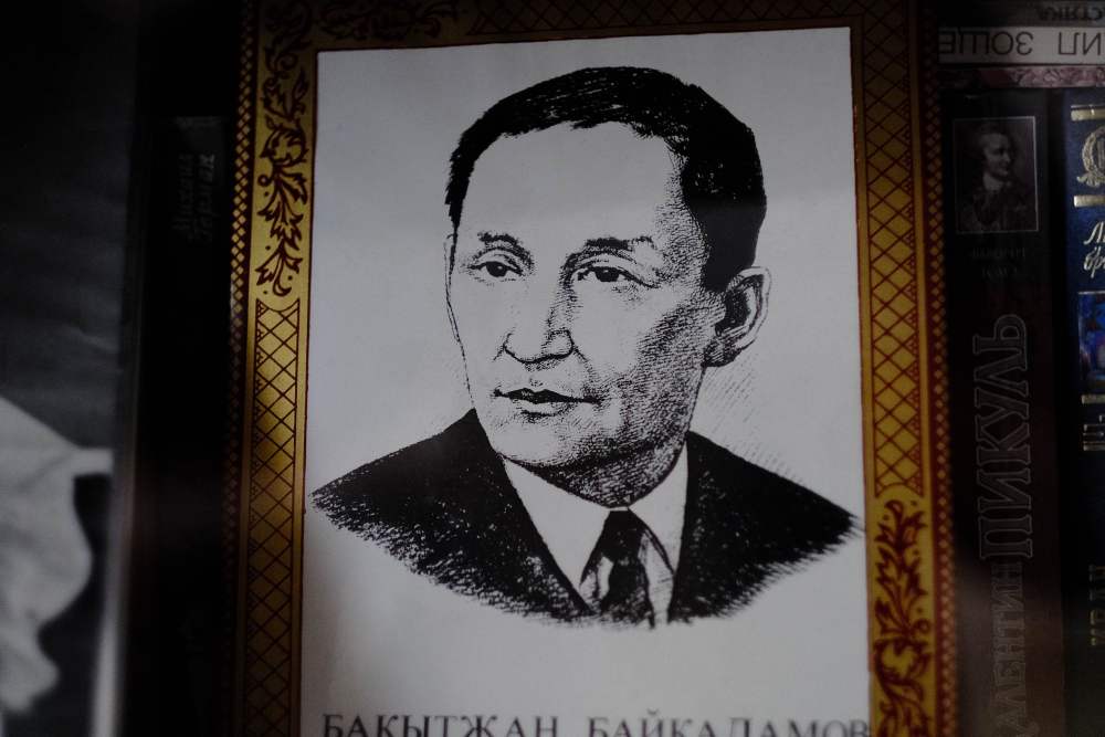 拜卡达莫娃家中摆放着父亲拜卡达莫夫的画像。新华社记者 马峥 摄