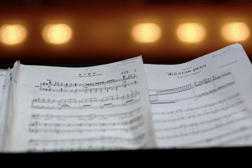 6月12日,在哈萨克斯坦阿拉木图江布尔国家音乐厅拍摄的《黄河大合唱》中、俄文曲谱。新华社记者 郑开君 摄
