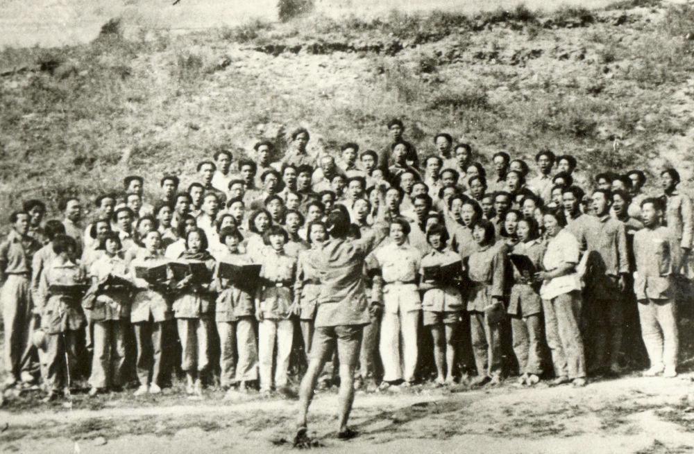 这是1939年鲁艺学员排练《黄河大合唱》的资料照片。新华社发(延安文艺纪念馆供图)