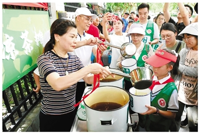 “小小掌门人”加盟“最美凉茶摊”。记者 李忠 摄