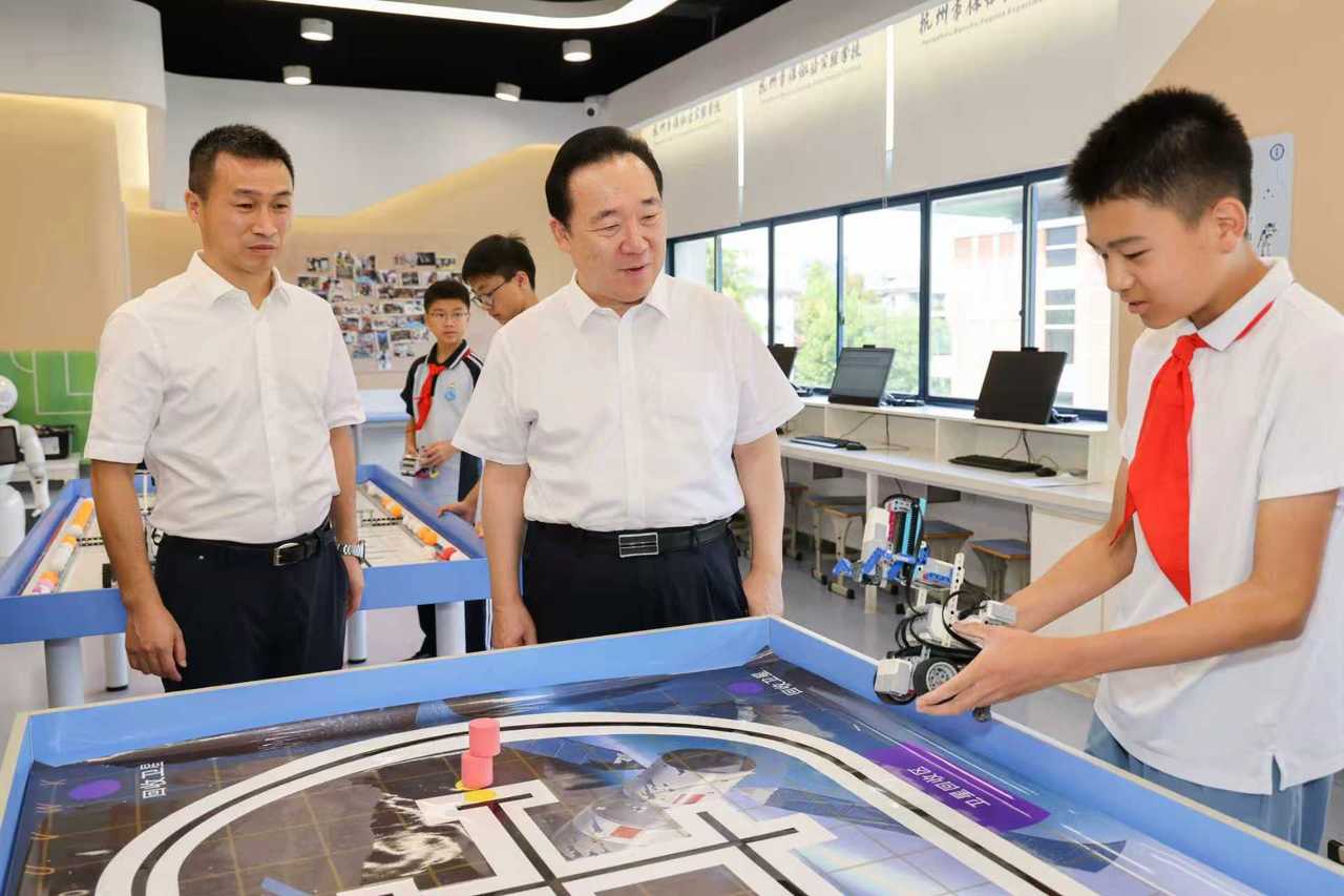 9月9日上午,王浩走进杭州市保俶塔实验学校AI空间、机器人空间,观摩人工智能赋能教育教学场景。潮新闻记者 李震宇 摄