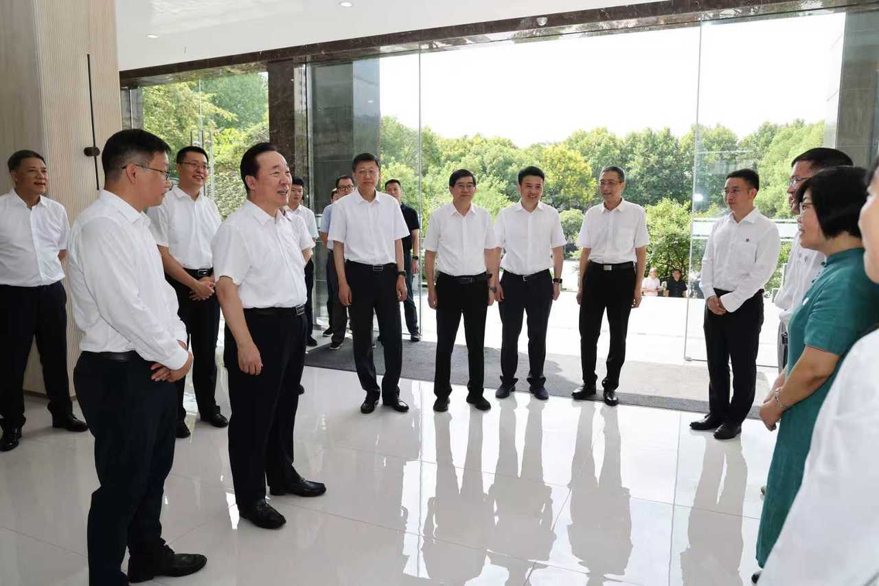 9月9日上午,王浩来到杭州学军中学看望慰问教师。潮新闻记者 李震宇 摄