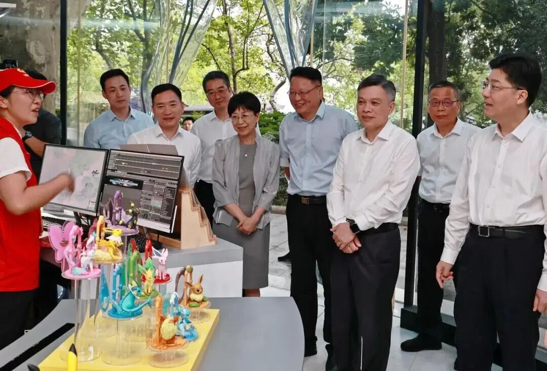 30日下午,省委副书记、省长刘捷来到湖滨智慧文旅商圈,实地检查节日期间人流管控、安全管理以及文旅消费新场景培育等情况。 图片