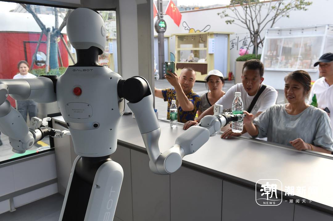 浙江积极推进“文化+科技”“文化+旅游”“文化+民生”,激发文化消费新动能,图为西湖景区里机器人上岗为游客售货。记者 潘海松 摄