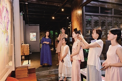 游客拍下展览的纹样作品