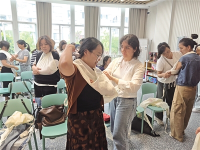 玛利亚在进行三角巾固定练习