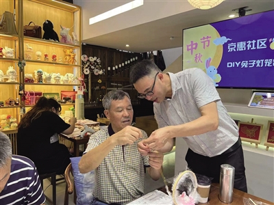 区级文化特派员徐贤丰(右一)前往京惠社区新时代文明实践站实地调研并开展中秋主题活动