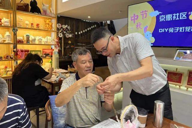 区级文化特派员徐贤丰(右一)前往京惠社区新时代文明实践站实地调研并开展中秋主题活动 图片