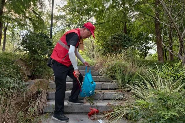 正在巡河的於松根 图片