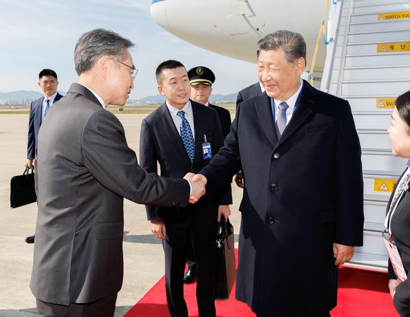 当地时间10月30日上午,国家主席习近平乘专机抵达韩国,应大韩民国总统李在明邀请,出席亚太经合组织第三十二次领导人非正式会议并对韩国进行国事访问。这是习近平抵达釜山金海国际机场时,韩国外长赵显等高级官员热情迎接。