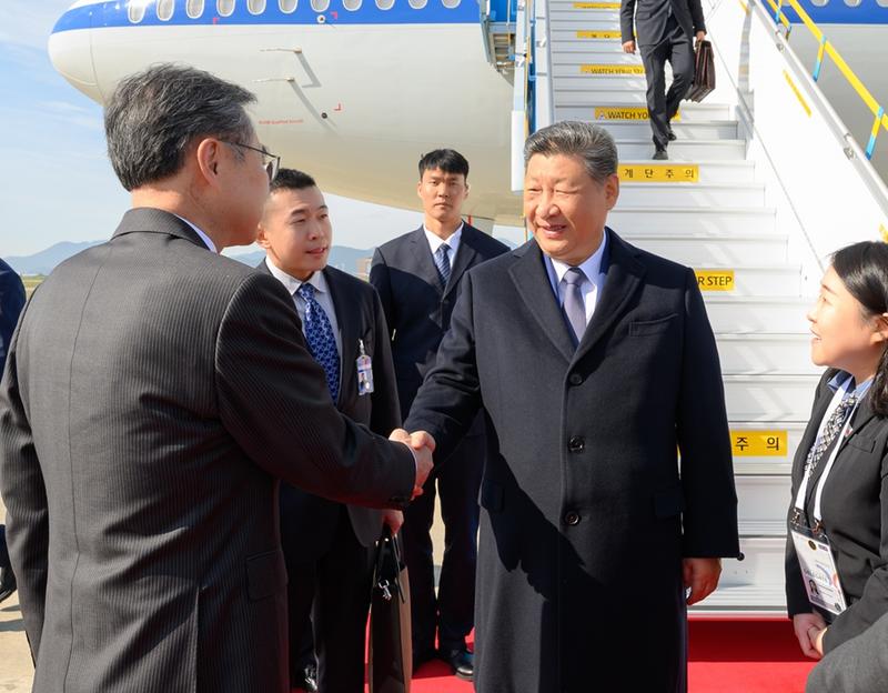 当地时间10月30日上午,国家主席习近平乘专机抵达韩国,应大韩民国总统李在明邀请,出席亚太经合组织第三十二次领导人非正式会议并对韩国进行国事访问。这是习近平抵达釜山金海国际机场时,韩国外长赵显等高级官员热情迎接。