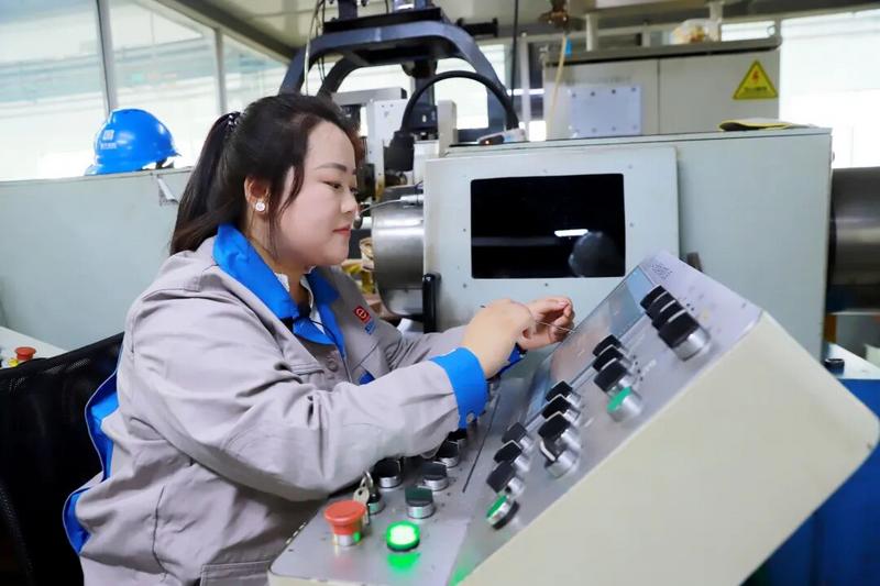 24岁的李红艳是逯佳佳的师傅 图片