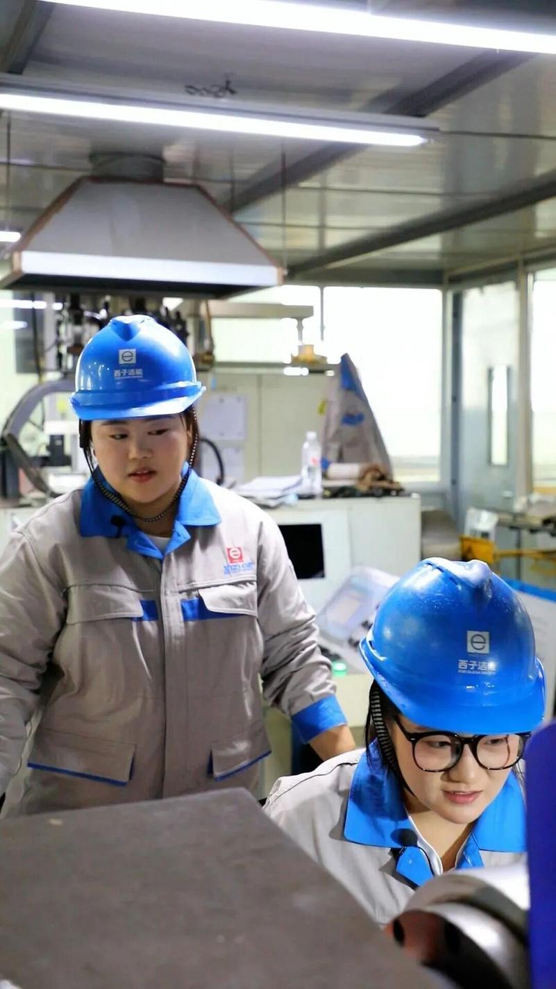 李红艳和逯佳佳在工作中 图片