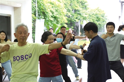 居民向专家学习八段锦