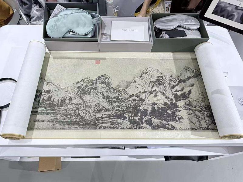 《富春山居图》织品 记者 汪雨晨 摄