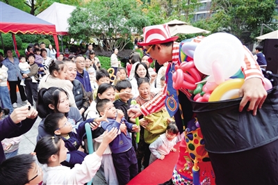 小丑边表演边和孩子们互动