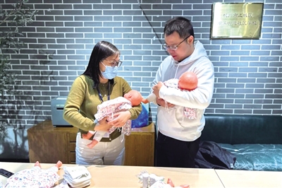 育儿讲师向新手爸爸传授抱孩子的技巧