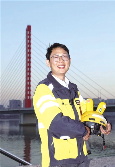 站在三桥前的彭清林