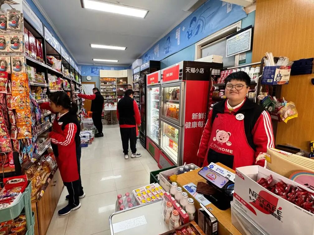 “弯湾”托管中心的学员们在就业集训点“弯湾”小超市认真工作。新华社记者 郑可意 摄 图片