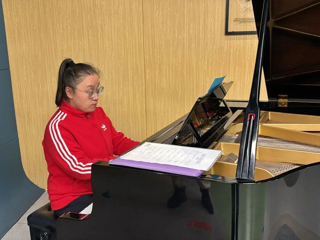 “弯湾”托管中心的学员正在弹奏钢琴曲。新华社记者 郑可意 摄 图片