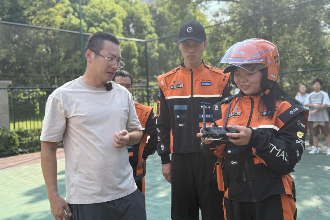 四季青街道“小哥学院”无人机配送课程 图片