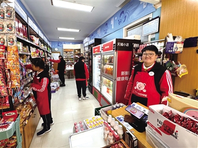 “弯湾”托管中心的学员们在就业集训点“弯湾”小超市认真工作。 新华社记者 郑可意/摄