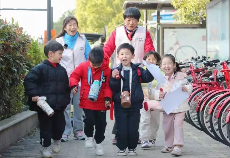 九堡街道“共享奶奶”为双职工家庭提供孩子接送服务 图片