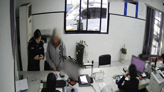 陆女士找到亲人后,很是激动。 图片