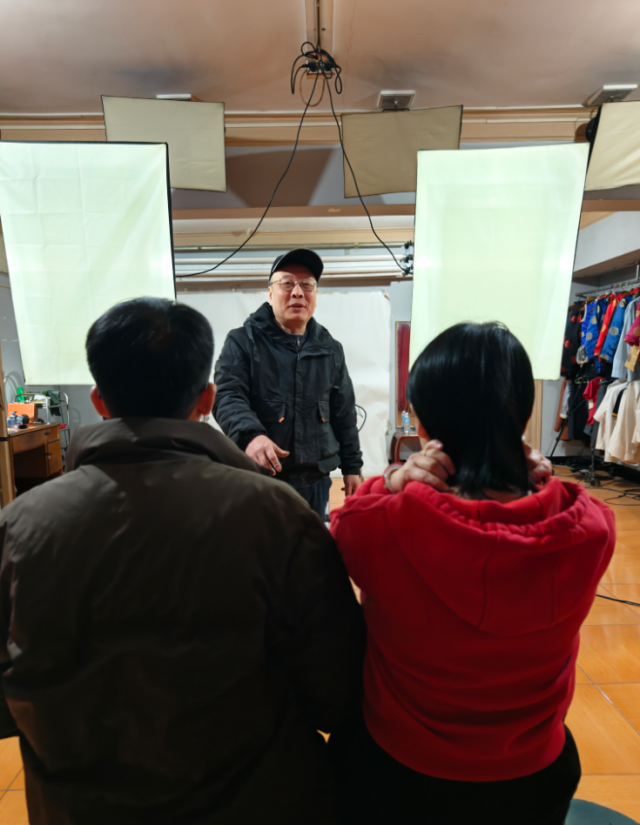 郑宏伟为两人拍合照 图片