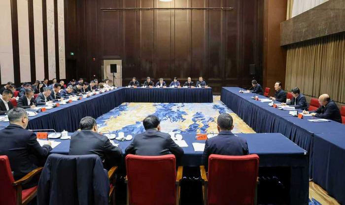 12月17日,省委书记王浩在台州主持召开部分县(市、区)党委书记座谈会,就更好谋划明年经济工作听取意见建议。潮新闻记者 李震宇 摄