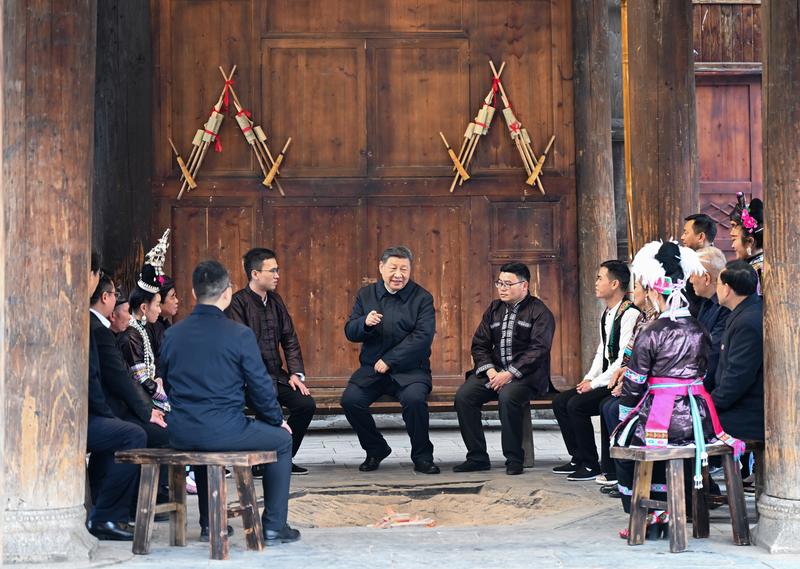 2025年3月17日下午,习近平总书记在贵州黔东南州黎平县肇兴侗寨考察时,在信团鼓楼同村干部和村民代表围坐在火塘边,共话乡村全面振兴。 2025年3月17日下午,习近平总书记在黔东南州黎平县肇兴侗寨考察时,在信团鼓楼同村干部和村民代表围坐在火塘边,共话乡村全面振兴。