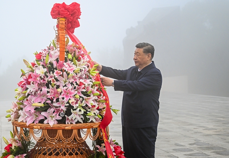 2025年7月7日，习近平总书记在位于山西省阳泉市狮脑山的百团大战纪念碑广场，向八路军烈士敬献花篮。