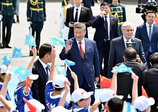 当地时间6月16日中午,国家主席习近平乘专机抵达阿斯塔纳,应哈萨克斯坦共和国总统托卡耶夫邀请,出席第二届中国-中亚峰会。这是习近平向欢迎人群挥手致意。新华社记者 殷博古 摄