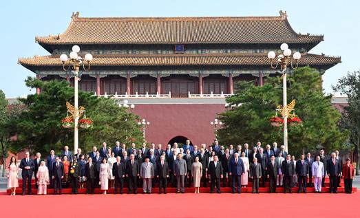 9月3日,纪念中国人民抗日战争暨世界反法西斯战争胜利80周年大会在北京隆重举行。纪念大会开始前,中共中央总书记、国家主席、中央军委主席习近平和夫人彭丽媛在端门外广场迎接出席大会的外方代表团团长及其配偶,并同他们合影留念。新华社记者 申宏 摄