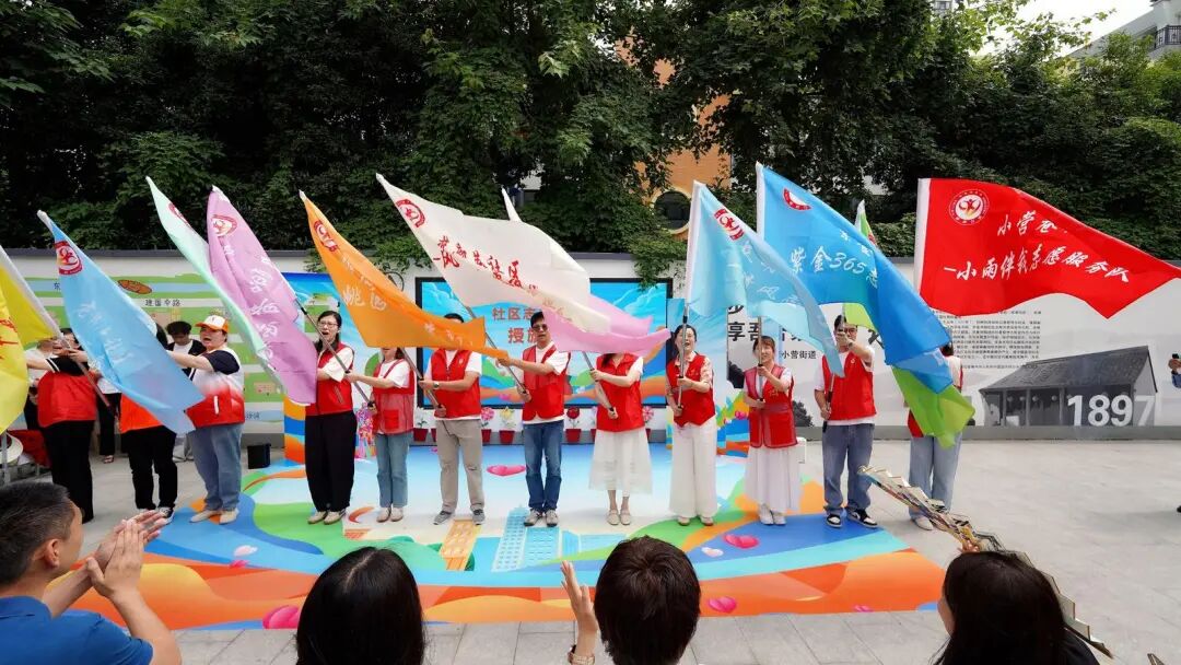 小营街道“多彩叮当便民服务一条街”启用现场 图片