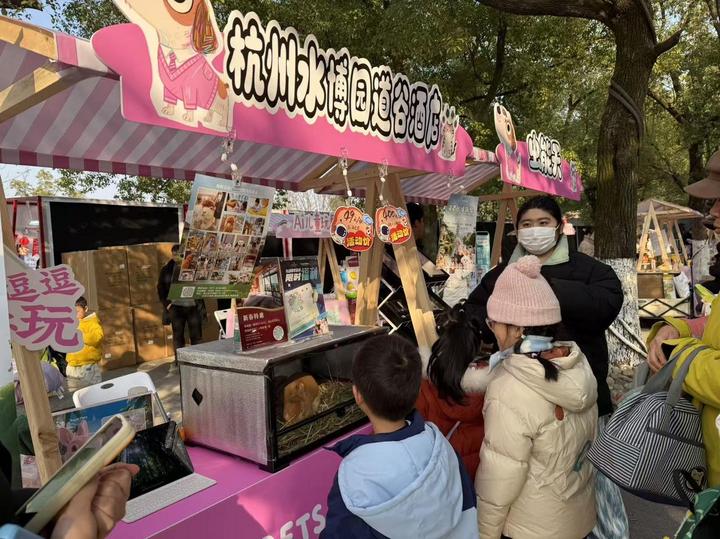 萌宠吸引小朋友围观 记者 陈雷 摄