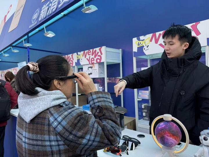 市民在体验AI智能眼镜记者 陈雷 摄