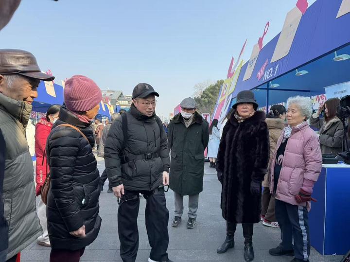 邵大伯在体验外骨骼机器人 记者 陈雷 摄