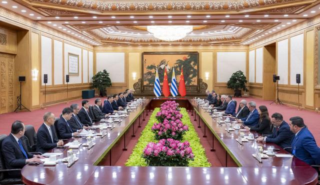 2月3日上午,国家主席习近平在北京人民大会堂同来华进行国事访问的乌拉圭总统奥尔西举行会谈。新华社记者 翟健岚 摄