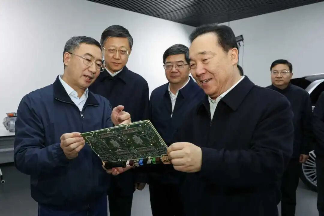 2月13日下午,在浙江零跑科技股份有限公司,省委书记王浩走进展厅参观新技术新产品展示,向坚守岗位保生产的一线职工表示感谢。 图片