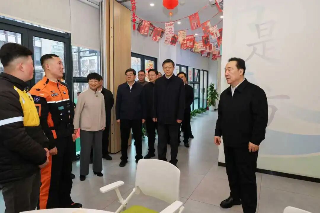 2月13日下午,省委书记王浩来到上城区新就业群体党群服务中心,看望慰问春节期间留杭过节的快递小哥、外卖骑手和党群服务中心工作人员。 图片