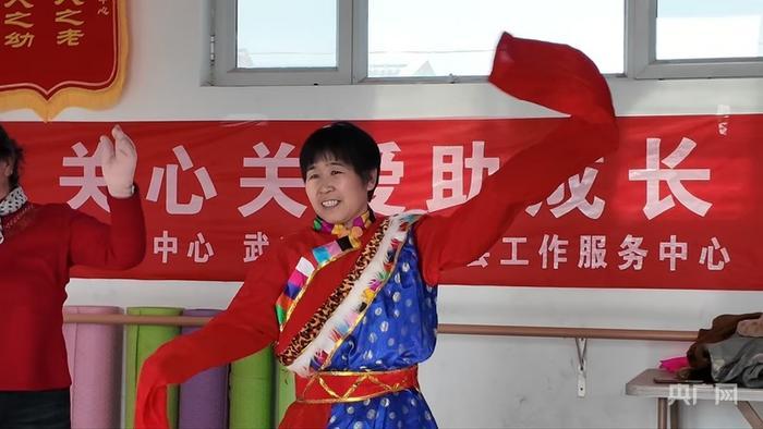富民新村村民党兰东闲暇之余在“一老一幼关爱服务中心”跳舞(央广网记者 寇刚 摄)