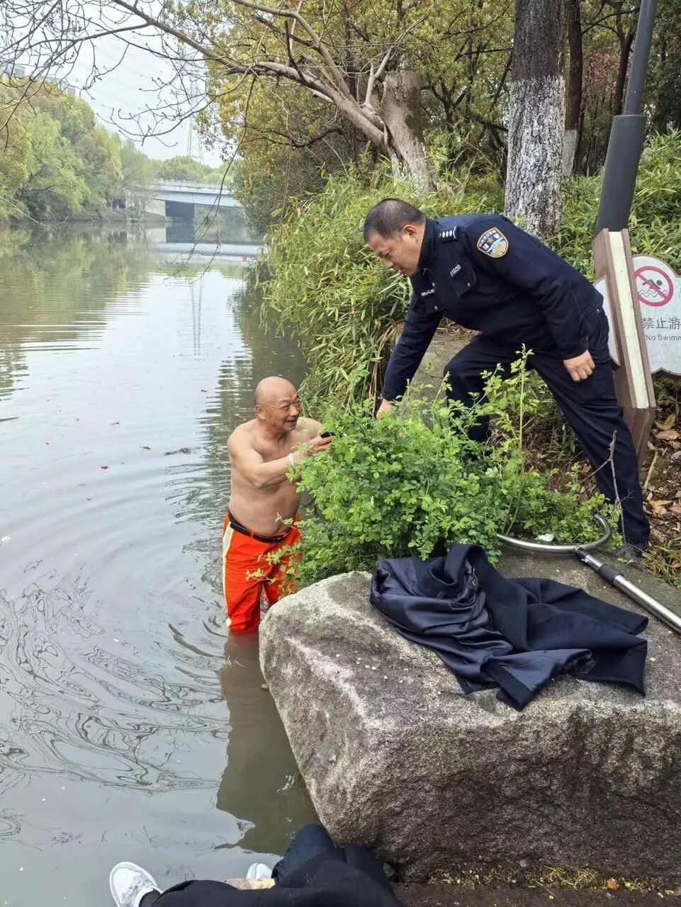 项岳能二次入水帮落水市民捡起手机 图片