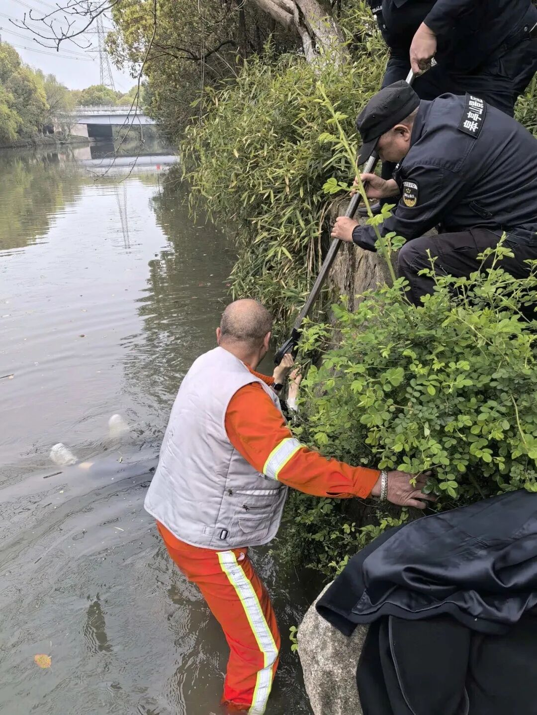项岳能和安保人员合力营救落水市民 图片