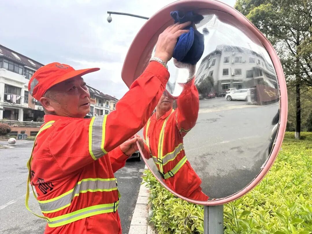 工作中的项岳能 图片