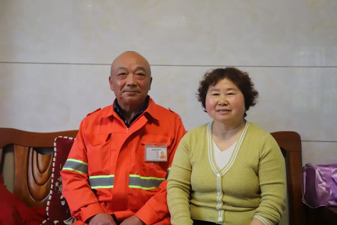 项岳能和妻子郑女士 图片